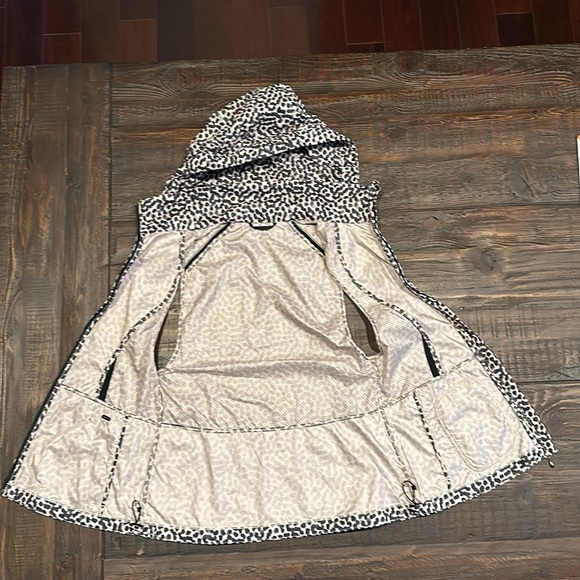 Lululemon. Women’s vest. Leopard print. Size 6. - Picture 4 of 8